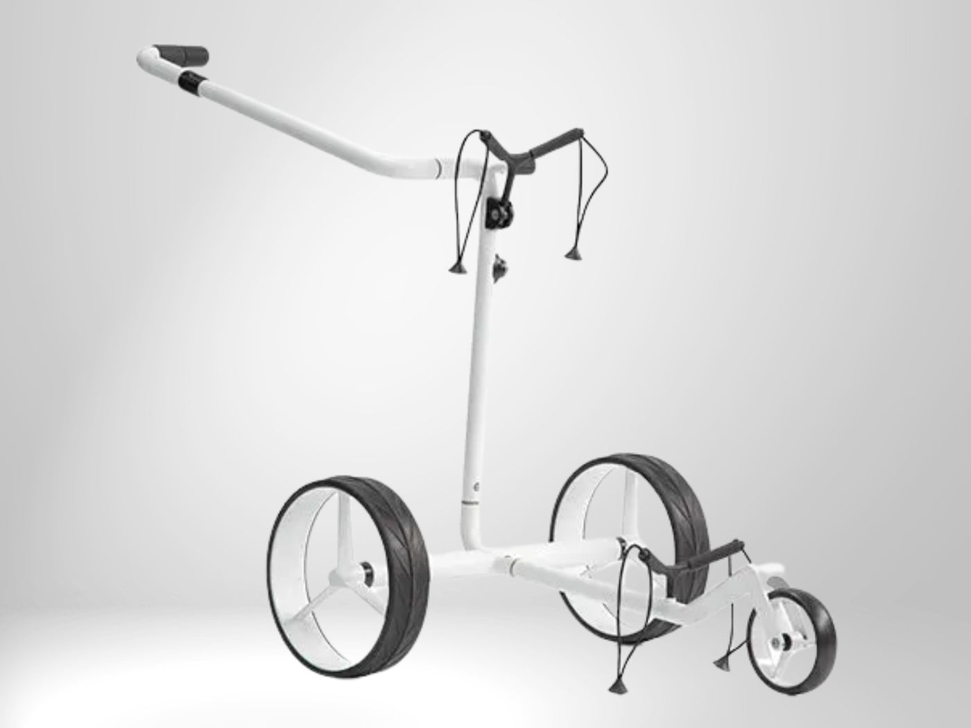 Weißer Golf Trolley aus Carbon mit drei Rädern, ideal für den Transport von Golfbags.
