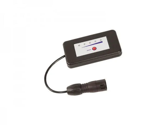 JuCad Ladestandsanzeige für E-Trolley, schwarze Box mit LED-Anzeige und Anschlusskabel.