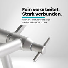 Detailansicht silberner Flügelgriff an JuCad Golftrolley, robustes Aluminium-Design