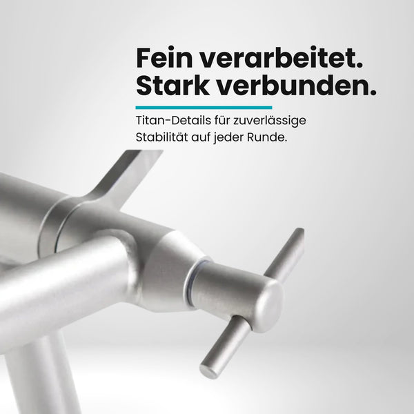 Detailansicht silberner Flügelgriff an JuCad Golftrolley, robustes Aluminium-Design