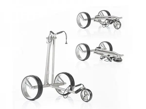 Moderner, silberner Golf Elektro-Trolley mit klappbarem Design auf weißem Hintergrund