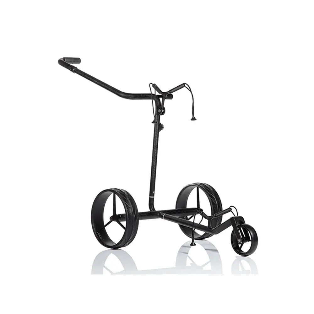 Schwarzer E-Trolley aus Carbon für Golfbags, mit drei Rädern, freigestellt auf Weiß