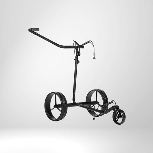 Schwarzer E-Trolley aus Carbon für Golfbags, mit drei Rädern, freigestellt auf Weiß