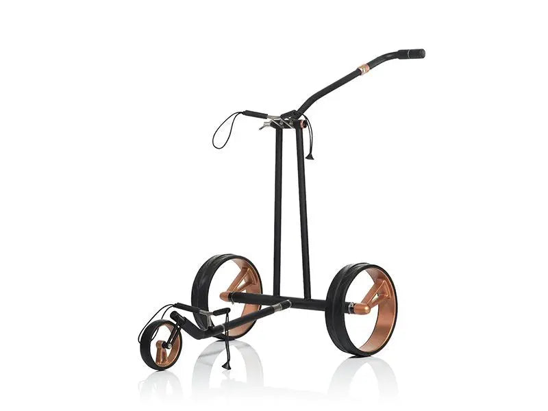 Elektrischer Golf Trolley in Schwarz mit bronzefarbenen Felgen auf weißem Hintergrund