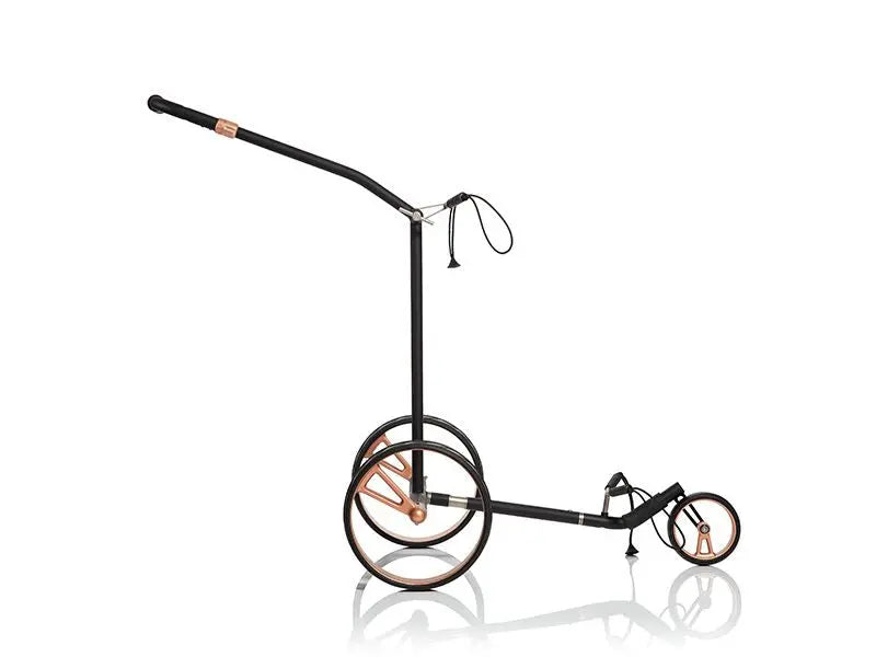 Moderner, schwarzer Golf Trolley mit roségoldenen Akzenten und großen Rädern auf weißem Hintergrund