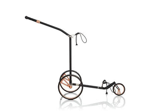Moderner, schwarzer Golf Trolley mit roségoldenen Akzenten und großen Rädern auf weißem Hintergrund