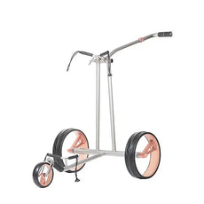 Moderner silberner E-Trolley für Golfbälle mit roségoldenen Rädern auf weißem Hintergrund