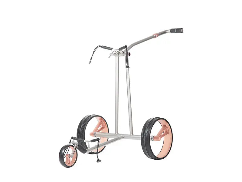 Moderner silberner E-Trolley für Golfbälle mit roségoldenen Rädern auf weißem Hintergrund