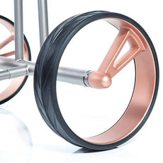 Detailansicht modernes Golf Trolley Rad mit Roségold Felge und schwarzem Reifen
