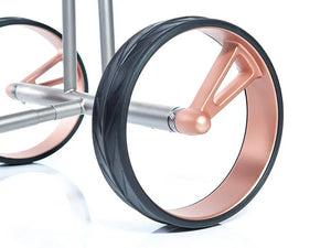 Detailansicht modernes Golf Trolley Rad mit Roségold Felge und schwarzem Reifen
