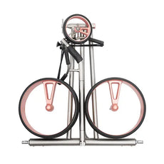 Kompakt zusammengefalteter golftrolley in Silber mit roséfarbenen Rädern, Studioaufnahme