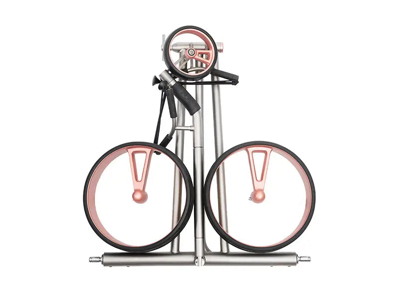 Kompakt zusammengefalteter golftrolley in Silber mit roséfarbenen Rädern, Studioaufnahme