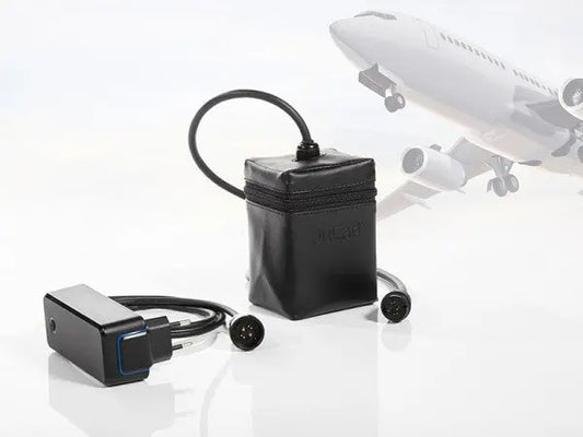 JuCad Powerpack Ladegerät für E-Trolley, kompakt, mit Netzkabel, Flugzeug im Hintergrund