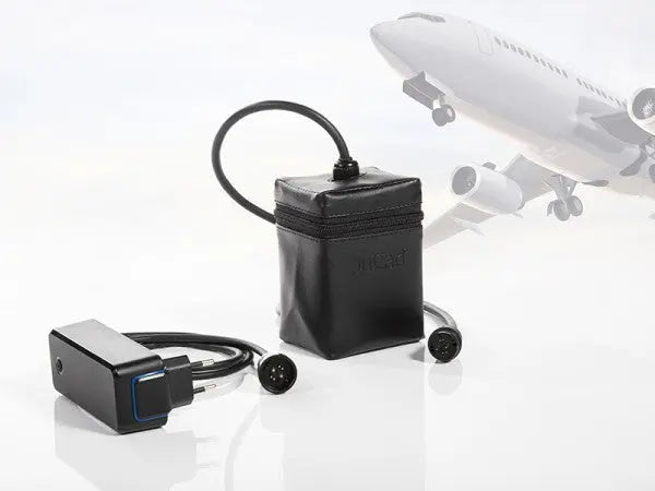 JuCad Powerpack Ladegerät für E-Trolley, kompakt, mit Netzkabel, Flugzeug im Hintergrund