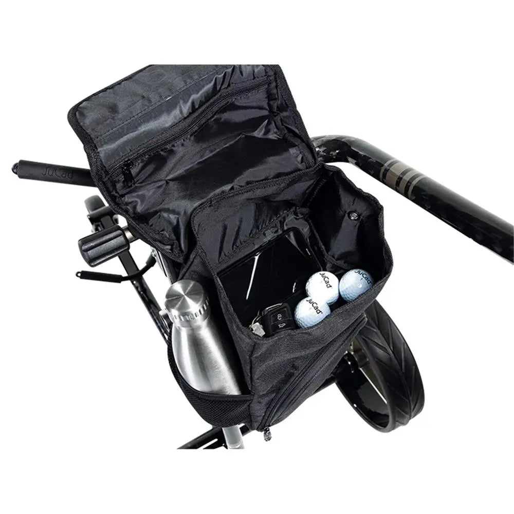 Offene schwarze Golftasche am Trolley mit Golfbällen, Trinkflasche und Zubehörfächern
