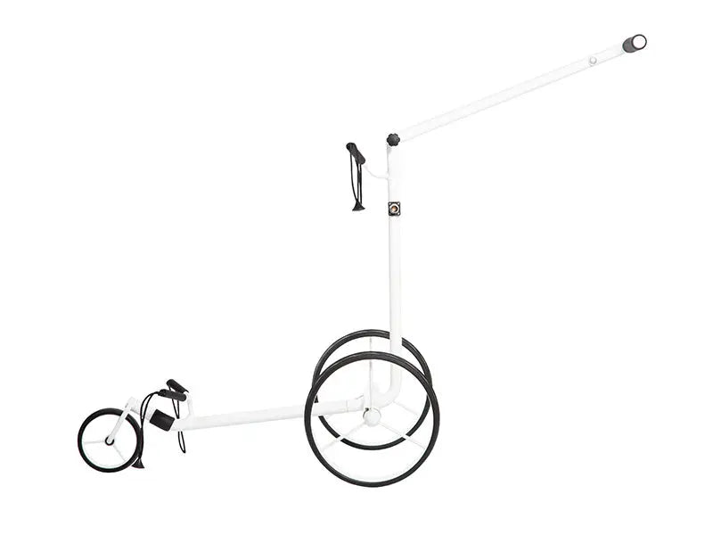 Weißer Golf Trolley mit drei Rädern und langem Griff auf weißem Hintergrund