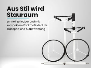 Zusammengeklappter weißer Golf Trolley mit zwei schwarzen Rädern auf weißem Hintergrund