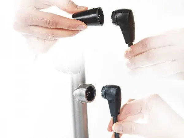 Magnetstecker für Golf-Trolley, schwarze Stecker und silberne Buchse, Hand zeigt Verbindung