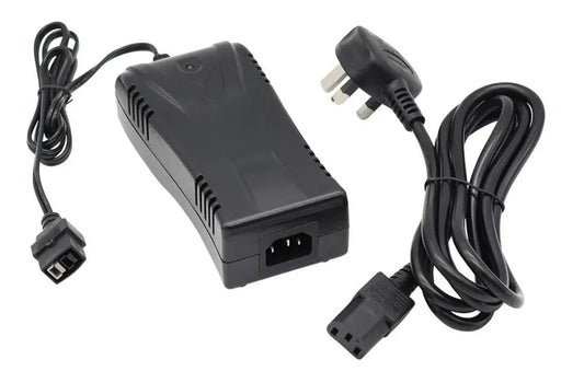 Motocaddy Lithium Ladegerät (28V) mit Netzkabel und Anschlusskabel.