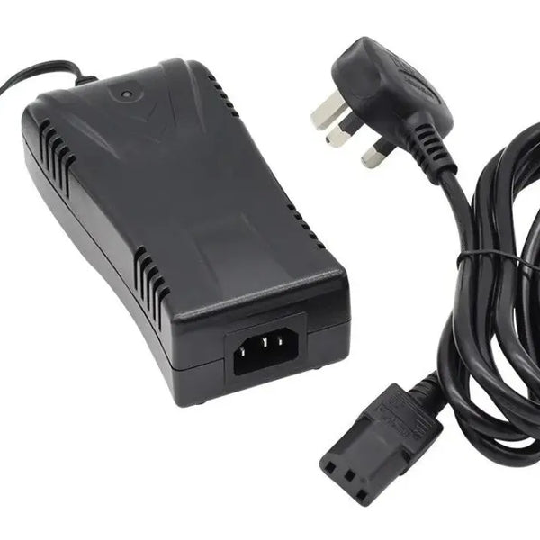 Motocaddy Lithium Ladegerät (28V) mit Netzkabel und Anschlusskabel.