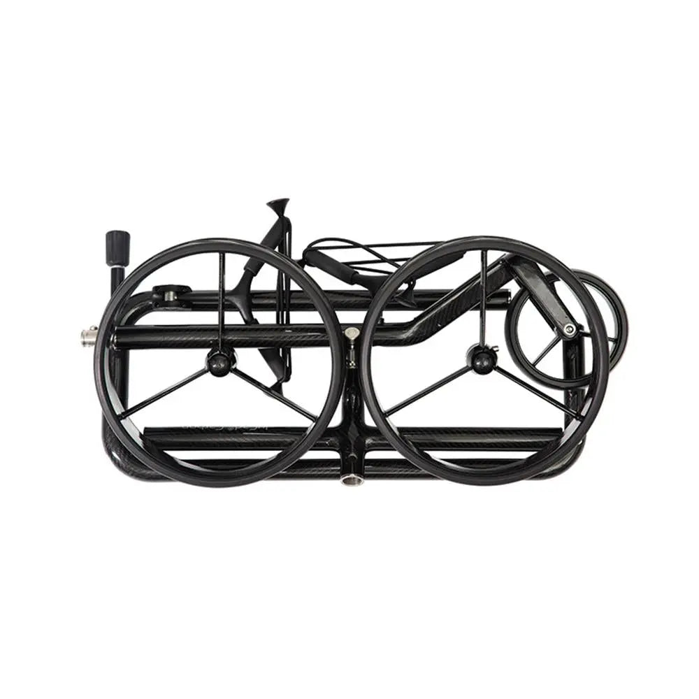 Kompakt zusammengeklappter Golf Trolley aus Carbon, leicht und platzsparend, auf weißem Hintergrund