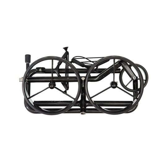 Kompakt zusammengeklappter Golf Trolley aus Carbon, leicht und platzsparend, auf weißem Hintergrund