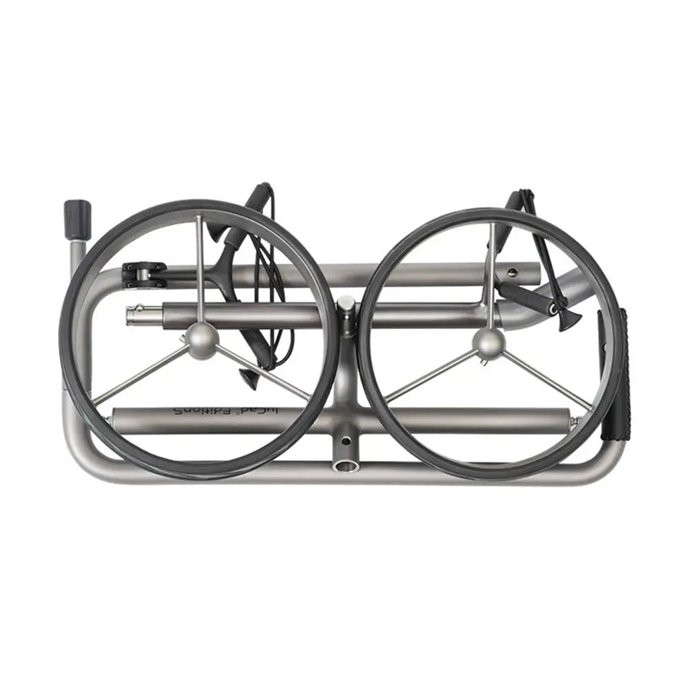 Zusammengefalteter Golf Trolley mit zwei Rädern, kompakt für einfachen Transport