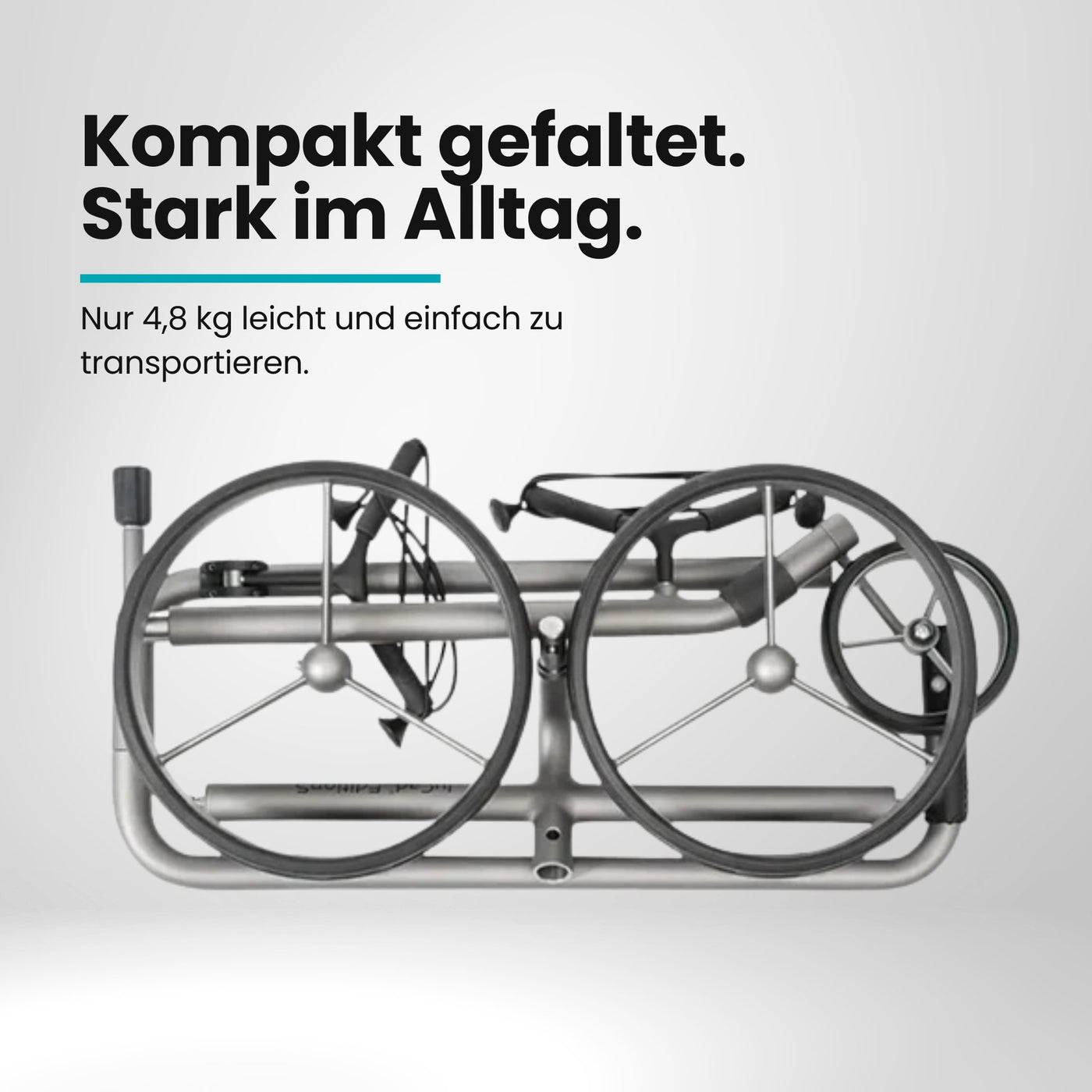 Zusammengefalteter Golftrolley mit großen Rädern in silber, kompakt für Transport