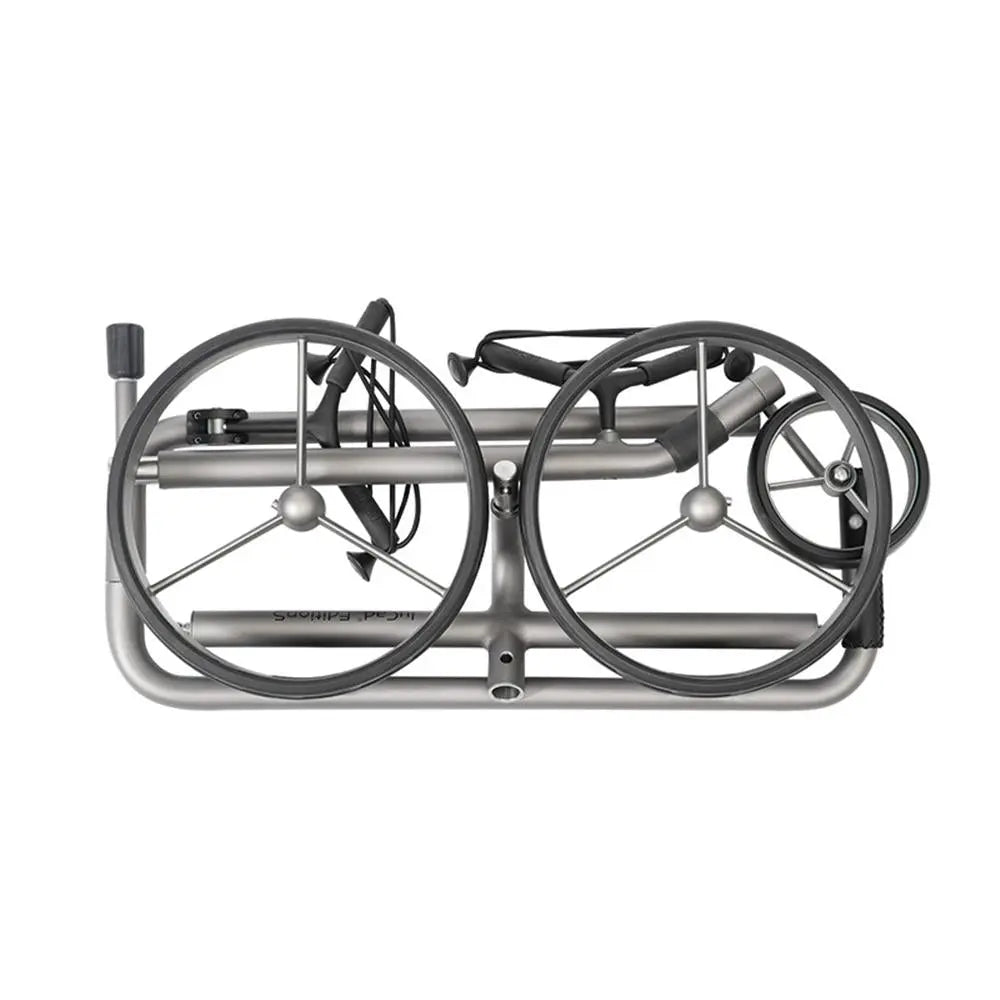 Zusammengefalteter Golftrolley mit großen Rädern in silber, kompakt für Transport