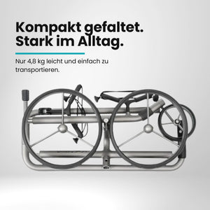 Zusammengefalteter Golftrolley mit großen Rädern in silber, kompakt für Transport