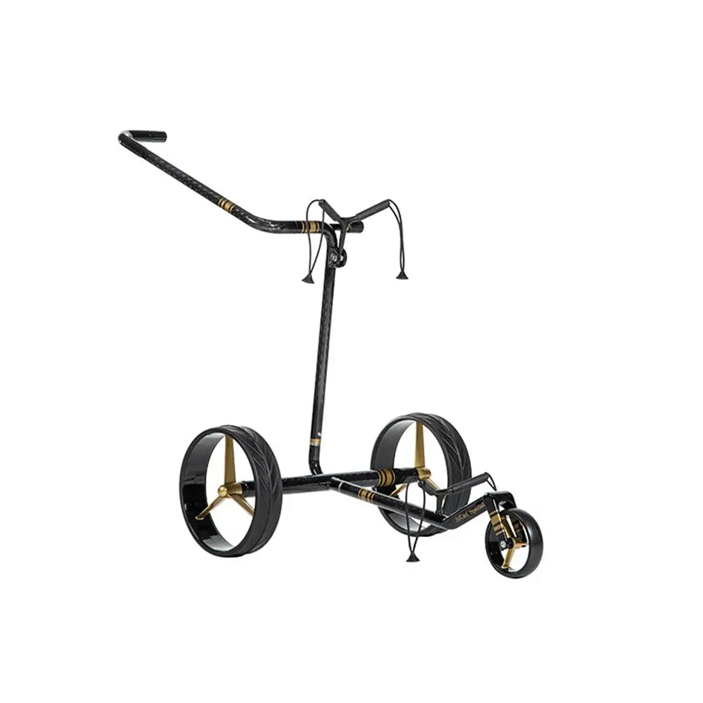 Eleganter Golf Trolley aus Carbon mit goldfarbenen Felgen, für Golfzubehör und Golfplatz geeignet.