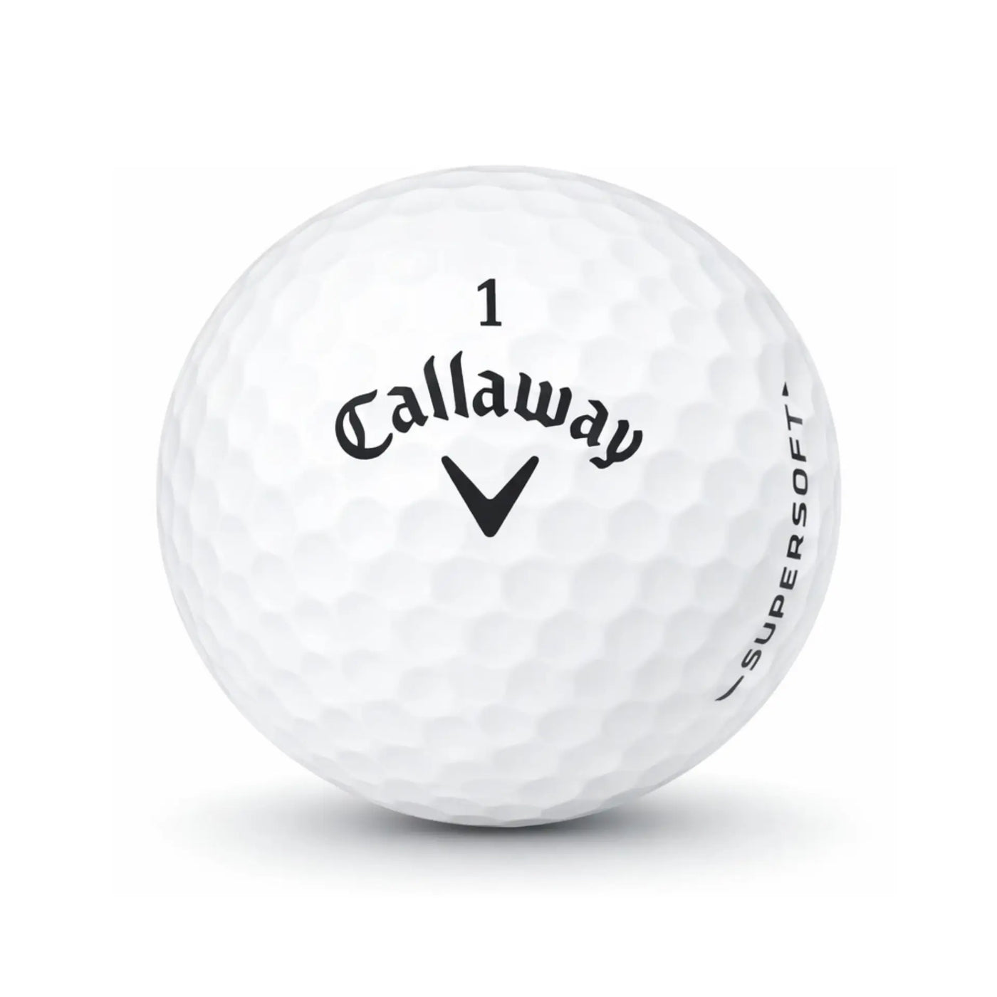 Callaway SuperSoft – Nahaufnahme weißer Callaway Golfball auf weißem Hintergrund