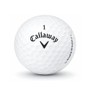 Callaway SuperSoft – Nahaufnahme weißer Callaway Golfball auf weißem Hintergrund