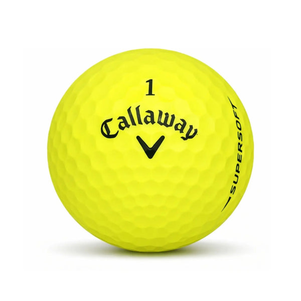 Callaway SuperSoft Color Mix – Nahaufnahme bunter Callaway Golfball auf weißem Hintergrund