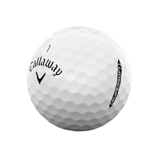 Weißer Callaway Golfball mit Supersoft-Aufdruck, strukturierte Oberfläche, Nahaufnahme