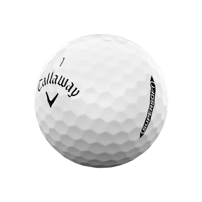 Weißer Callaway Golfball mit Supersoft-Aufdruck, strukturierte Oberfläche, Nahaufnahme