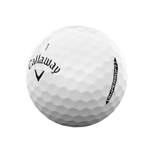 Weißer Callaway Golfball mit Supersoft-Aufdruck, strukturierte Oberfläche, Nahaufnahme