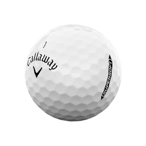 Weißer Callaway Golfball mit Supersoft-Aufdruck, strukturierte Oberfläche, Nahaufnahme