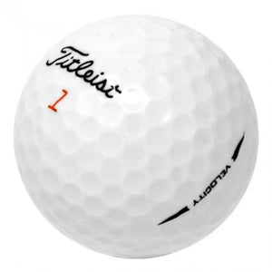 Weißer Golfball mit Schriftzug, dimpled Oberfläche, Nahaufnahme für Golfausrüstung