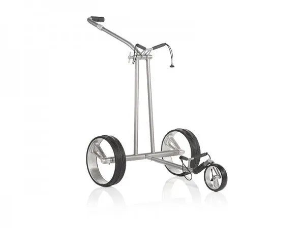 Moderner, silberner Golf Trolley mit drei großen Rädern auf weißem Hintergrund