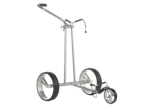 Moderner, silberner Golf Trolley mit drei großen Rädern auf weißem Hintergrund
