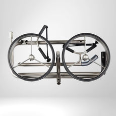 Zusammengeklappter Golftrolley mit silbernem Rahmen und zwei großen Rädern, Zubehör sichtbar