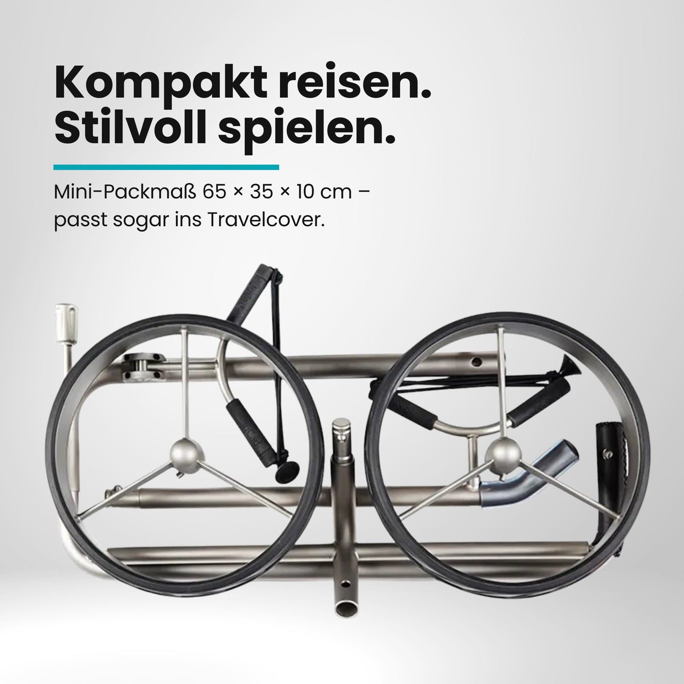 Zusammengeklappter Golftrolley mit silbernem Rahmen und zwei großen Rädern, Zubehör sichtbar