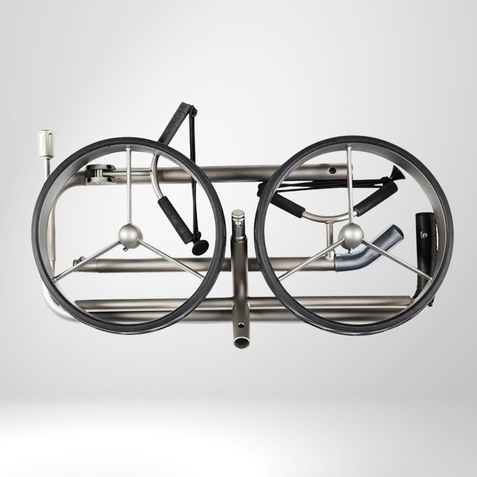 Zusammengeklappter Golftrolley mit silbernem Rahmen und zwei großen Rädern, Zubehör sichtbar