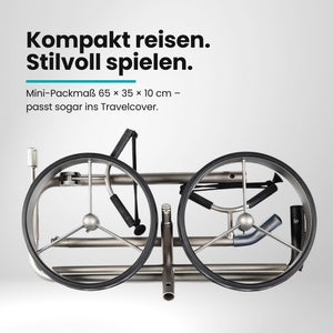 Zusammengeklappter Golftrolley mit silbernem Rahmen und zwei großen Rädern, Zubehör sichtbar
