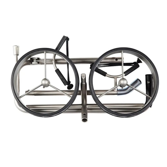 Zusammengeklappter Golftrolley mit silbernem Rahmen und zwei großen Rädern, Zubehör sichtbar
