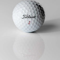 Weißer Golfball mit Dimples und Aufschrift, Nahaufnahme auf glänzender Oberfläche