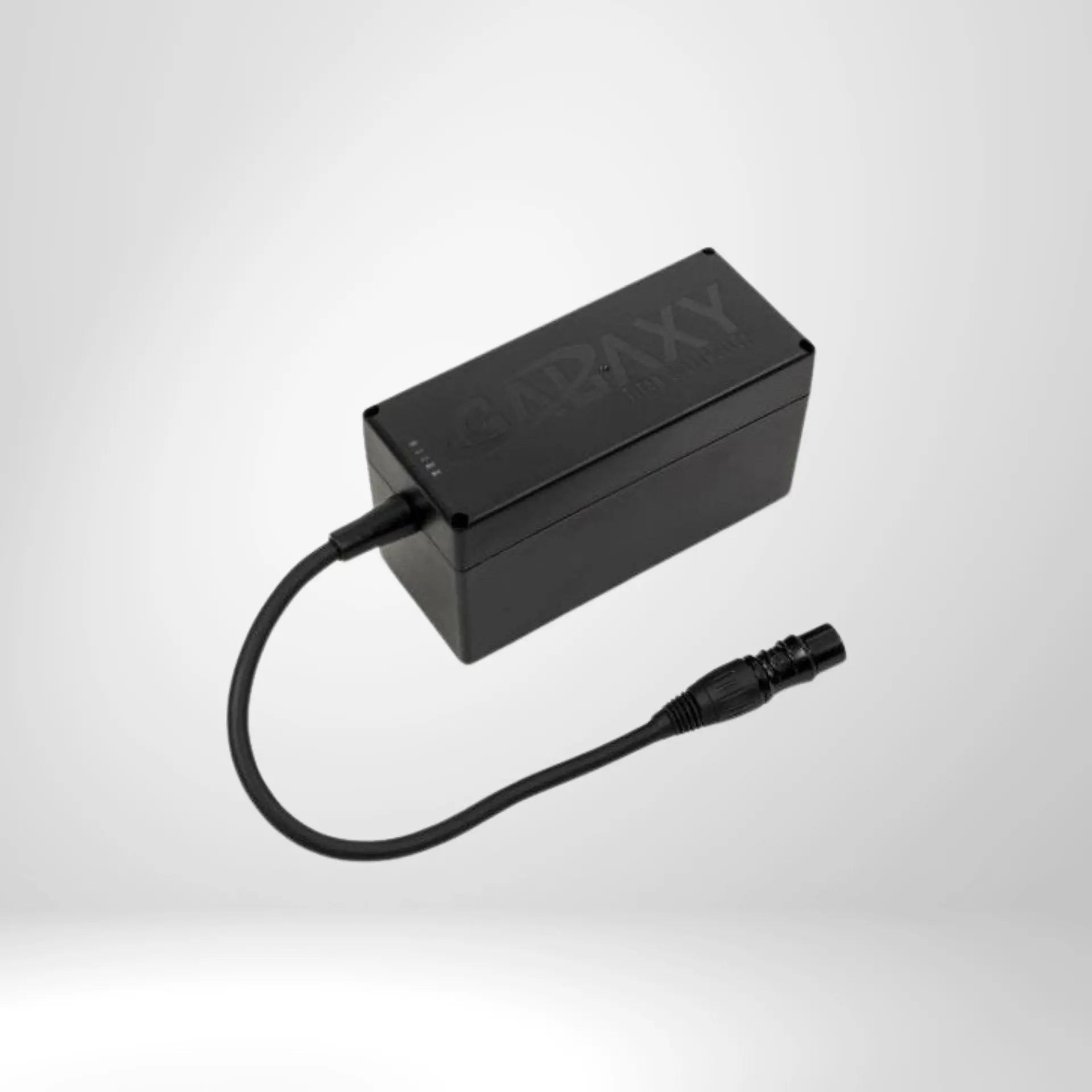 Schwarzes Golf Trolley Akku-Ladegerät mit Kabel und Stecker auf weißem Hintergrund