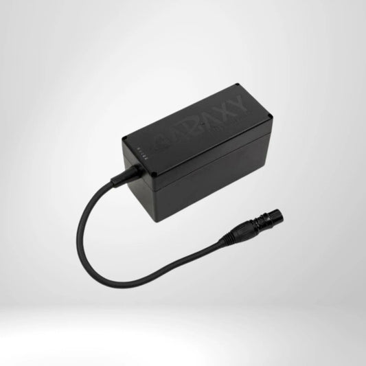 Schwarzes Golf Trolley Akku-Ladegerät mit Kabel und Stecker auf weißem Hintergrund