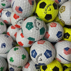 Viele bunte Callaway Golfbälle mit Flaggen- und Kleeblatt-Motiven, Nahaufnahme, Golfzubehör
